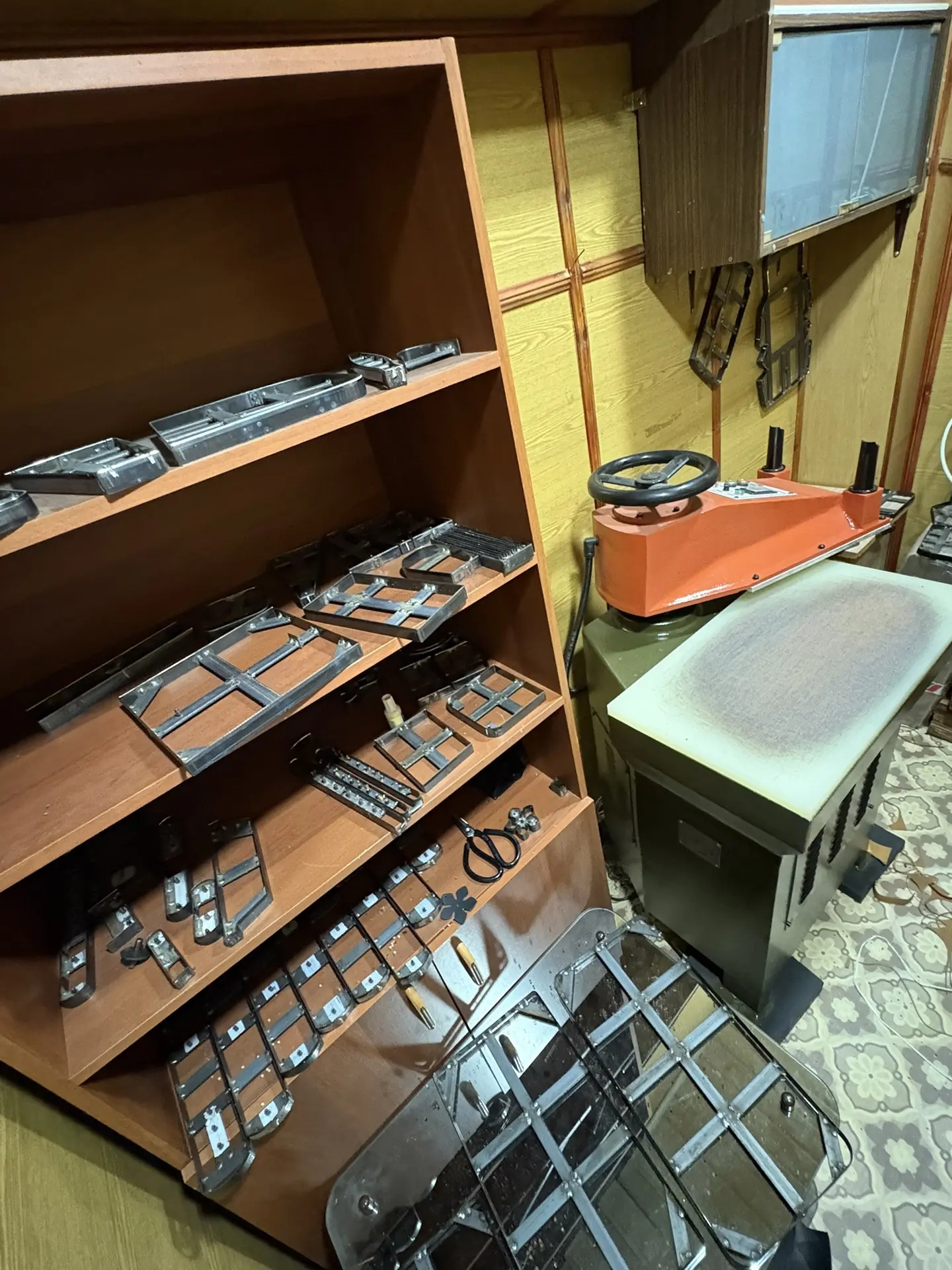 Установка фурнитуры на кожаные изделия